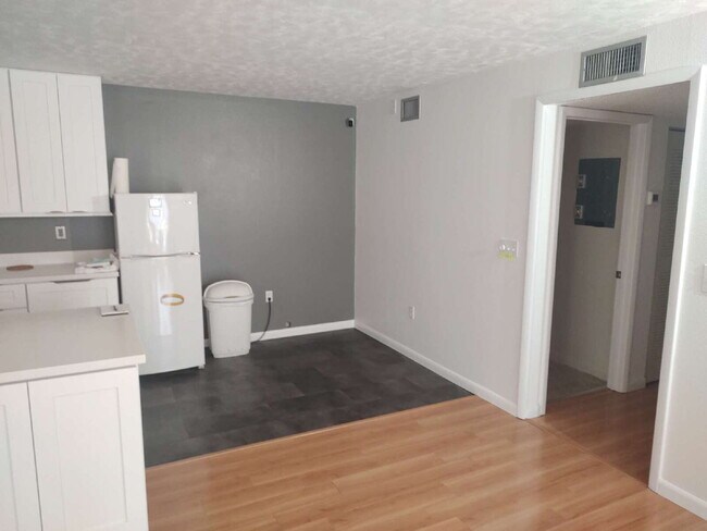 Building Photo - "$200 move in Special. Quite and Peaceful ...