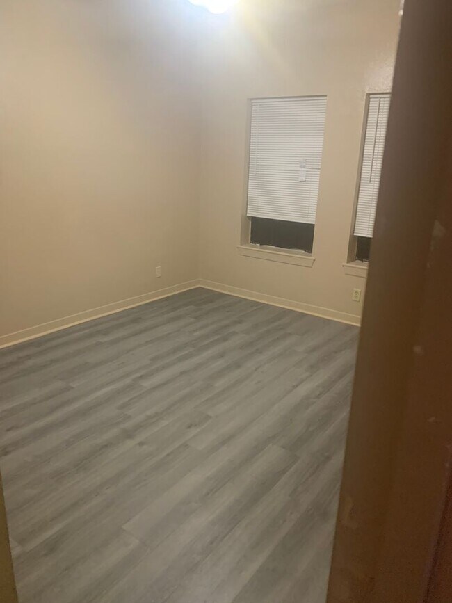 Building Photo - Somerset West Campus - 3BD/2BA - Reserved Parking - W/D - Shuttle Stop - $2200