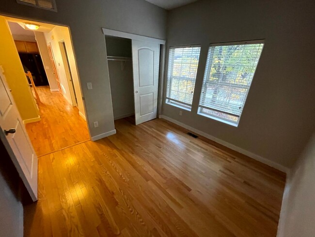 Building Photo - Cute Townhome In Stapleton! Master Suite! ...