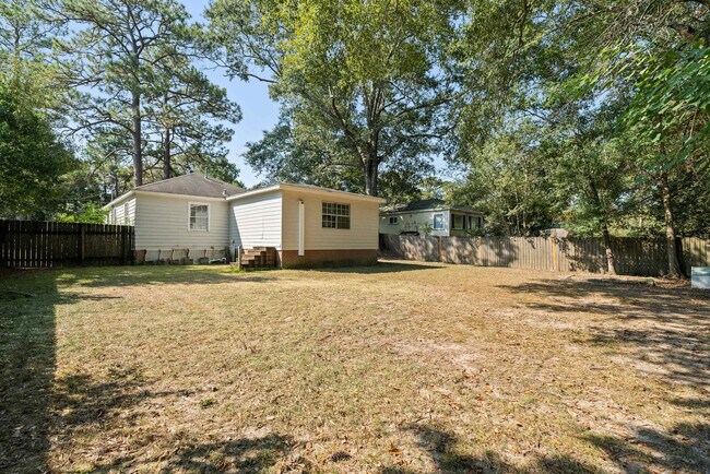 Building Photo - 1707 1st Terrace