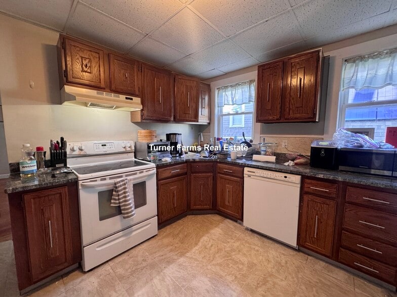 Building Photo - 14 Dow St