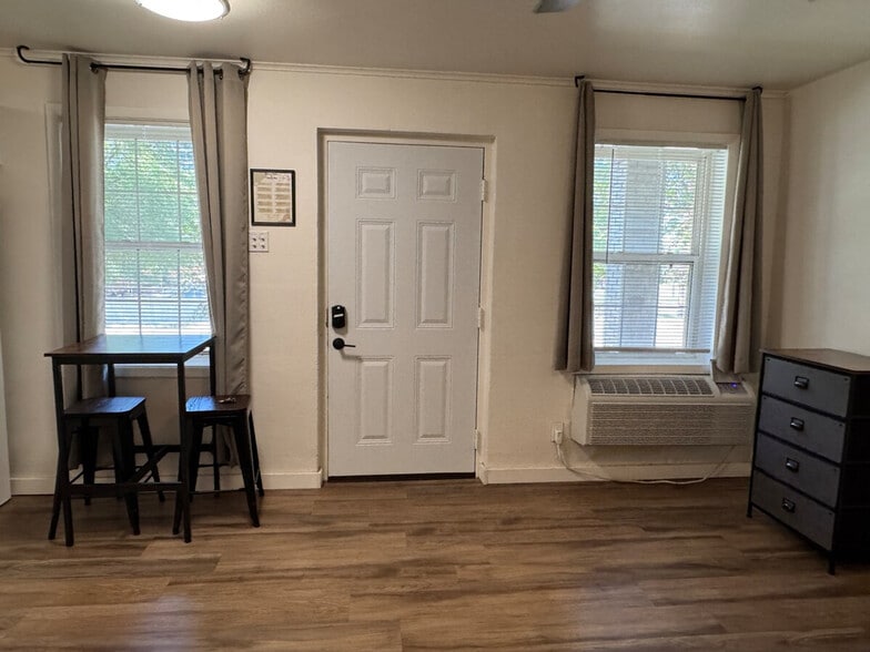 Building Photo - 806 S Elm St