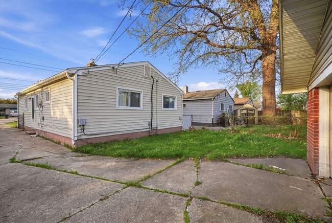 Building Photo - Come see your new home!