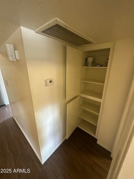 Building Photo - 828 W 2nd St