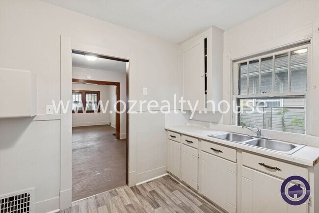 Building Photo - 1749 Berdan Ave