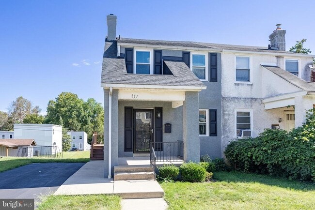 Building Photo - 561 A St