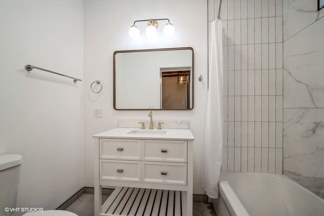 Building Photo - 908 N California Ave