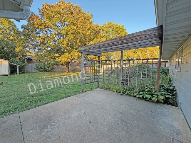 Building Photo - Southeast Springfield 3 Bedroom Home Avail...