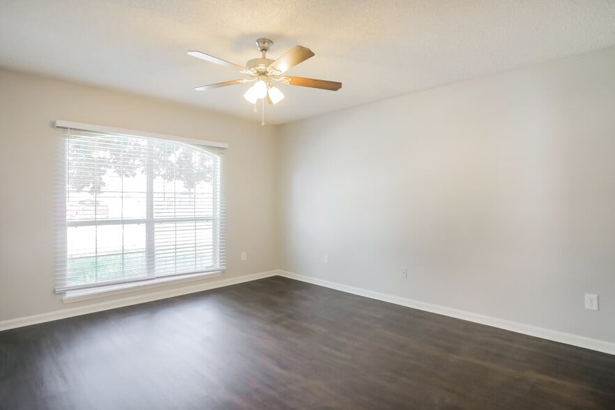 Building Photo - 2398 Creekfront Dr