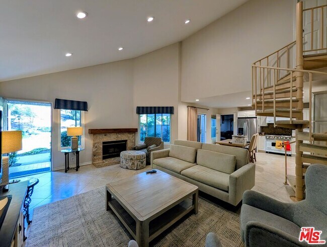 Building Photo - 430 Via Colinas