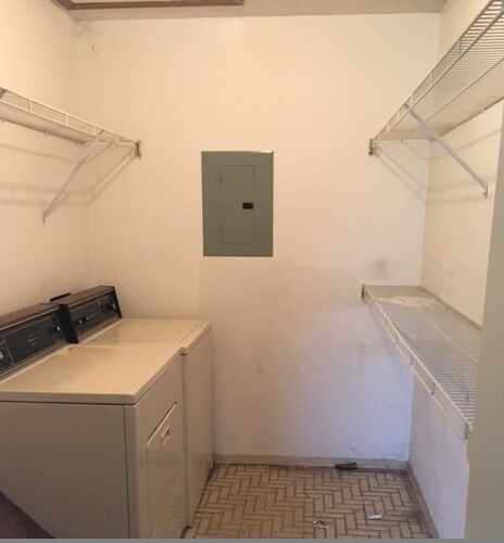 Spacious Walk In Closet - 999 S 30th St