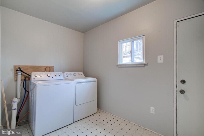 Building Photo - 2069 E Monmouth St