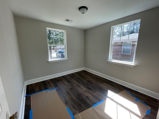 Building Photo - Renovated Duplex