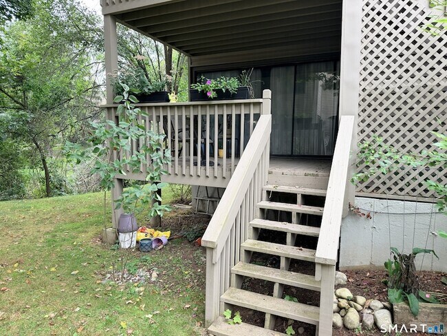 Building Photo - 17 Greenbriar Dr