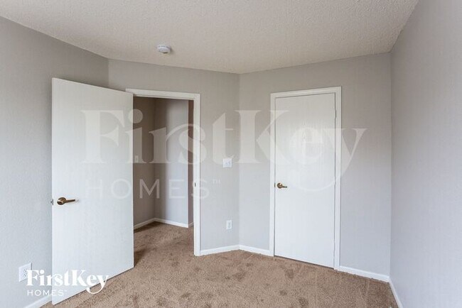 Building Photo - 10320 Liverpool Way