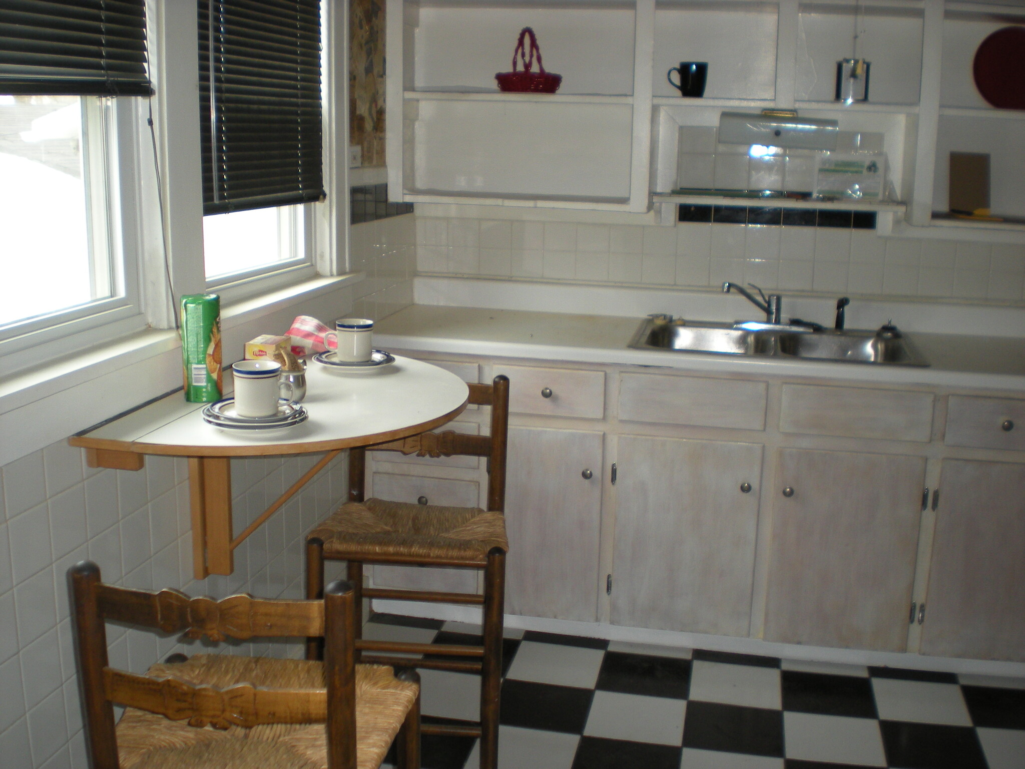 Kitchen - 1651 Victoria Ave