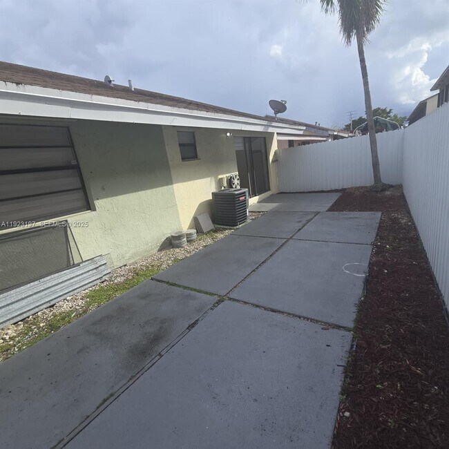 Building Photo - 5216 W 24th Way