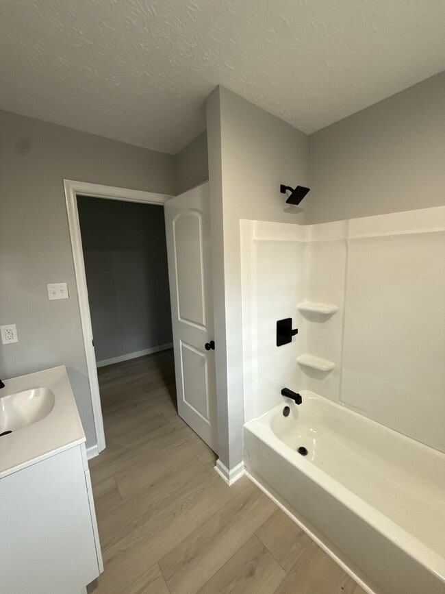 Building Photo - 3 bedroom / 2 Bathroom Perrymont / Sandusk...