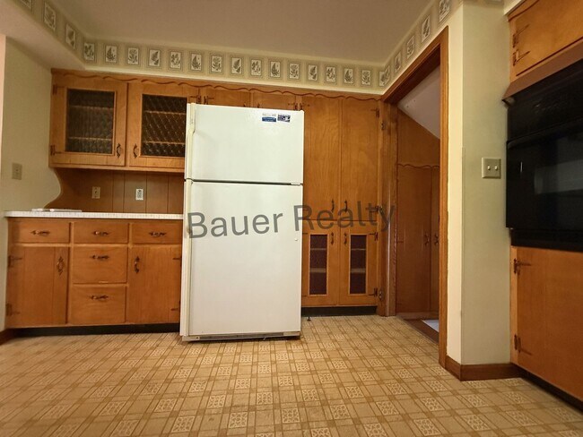 Building Photo - Four Bedroom, New London Schools