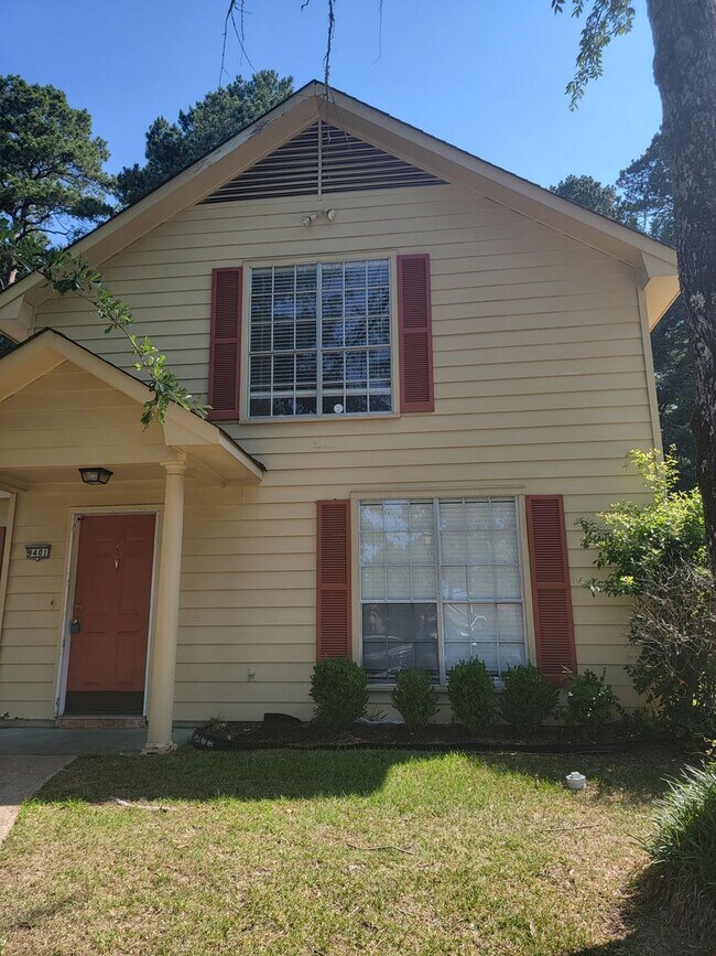 Building Photo - 4 Bedroom 2 bathroom