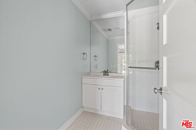 Building Photo - 2438 5th St