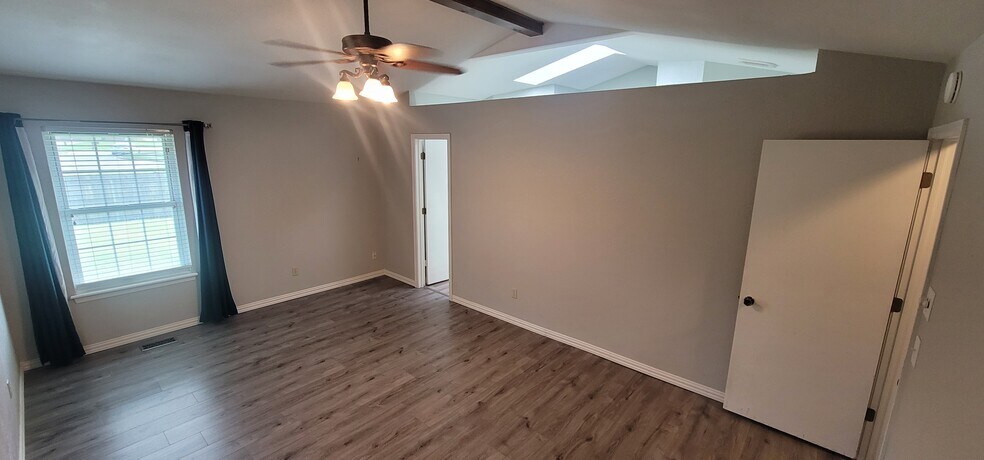Building Photo - 1113 N Butternut Ave
