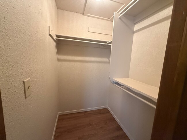 Building Photo - 1015 Swan Lake Ct