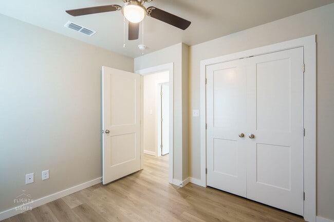 Building Photo - 3-Bedroom Townhome with Garage & Private Y...