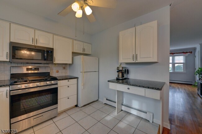 Building Photo - 666 Bloomfield Ave