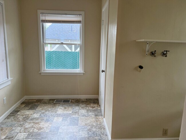 Building Photo - 2 Bedroom Home in Anderson - MUST SEE