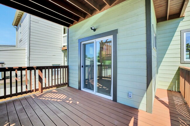 Building Photo - West Oakland Stylish 2/1 Flat - Completely...