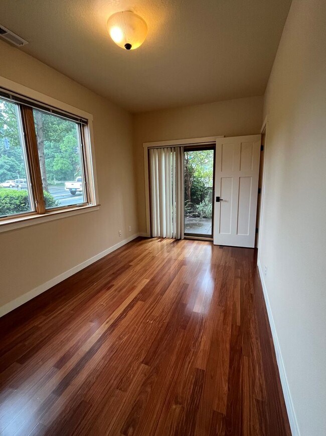 Building Photo - 3-Bedroom Condo in Cal Young