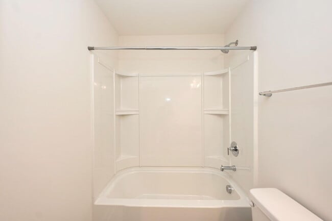 Building Photo - Like-New Modern Townhome Near Dining, Shopping, Trails & Old Hickory Lake