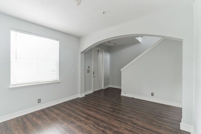 Building Photo - Gorgeous 2 bed 2.5 bathroom townhouse in d...