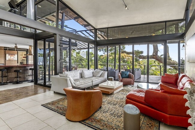 Building Photo - Tantalus Glass House: Modern Luxury with S...