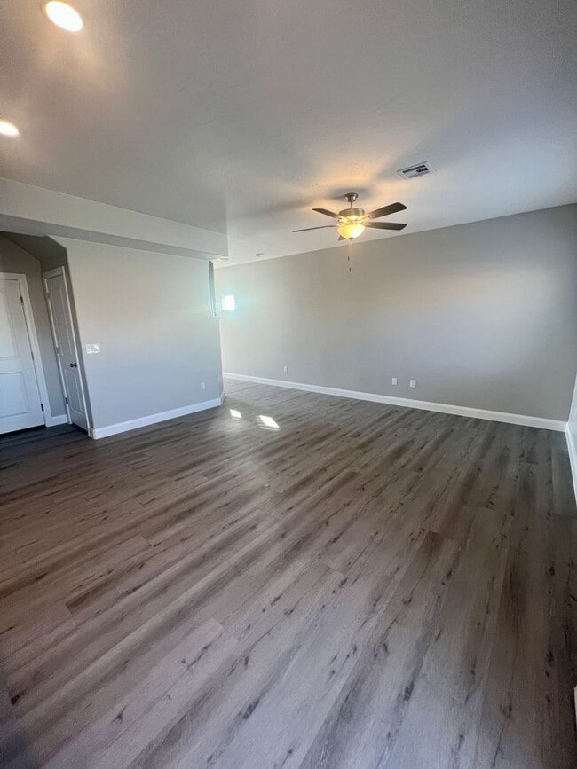Building Photo - Beautiful 3 bedroom, 2.5 bathroom townhome!!