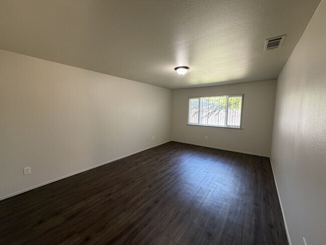 Building Photo - 1401 E Rumble Rd