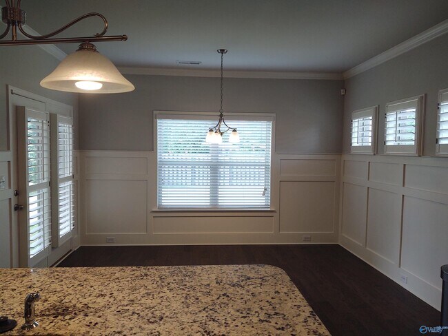 Building Photo - 105 Twin Springs Dr