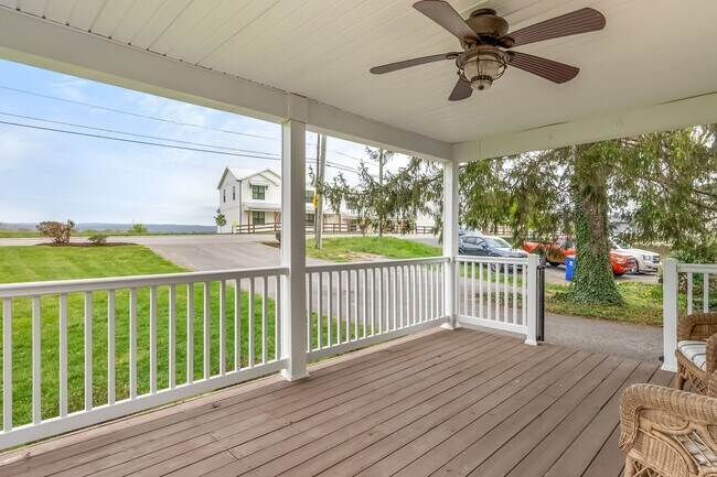 Building Photo - Spacious Ranch Close to Campus