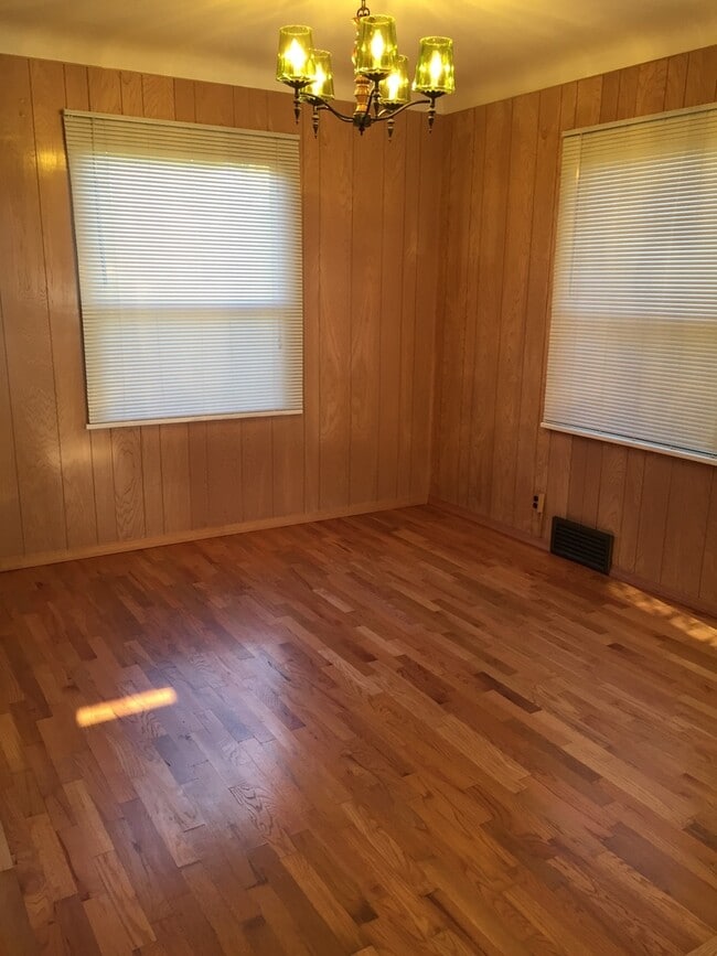 Building Photo - Darling Home in Historic Yakima Neighborhood