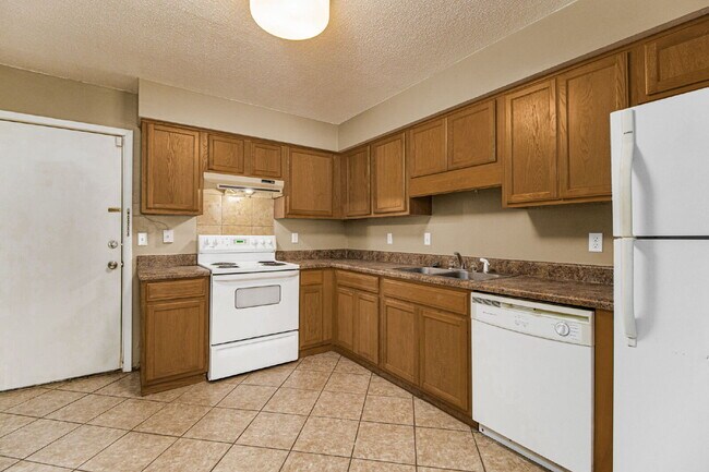 Building Photo - Experience the charm of this fabulous dupl...