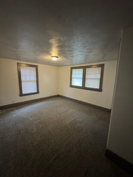 Building Photo - 328 E Lucius Ave