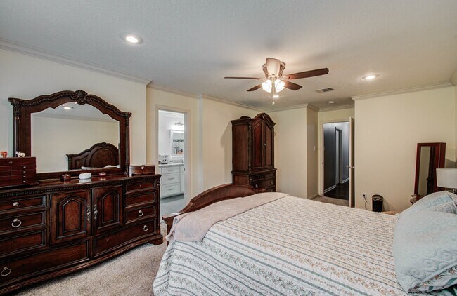 Building Photo - 9818 Emnora Ln