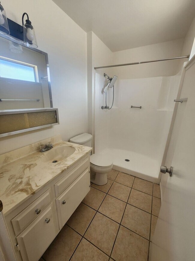 Building Photo - 3 bedroom in Hansen Track