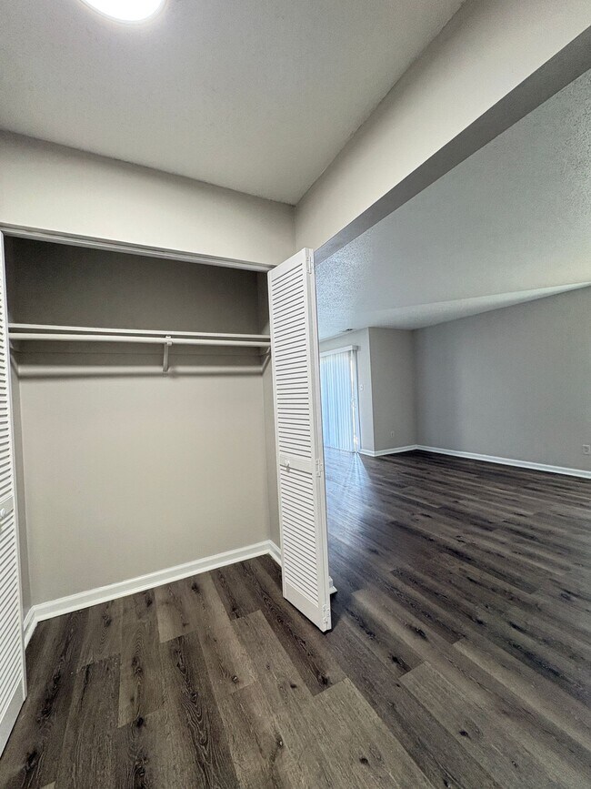 Building Photo - Bellagio West Living I