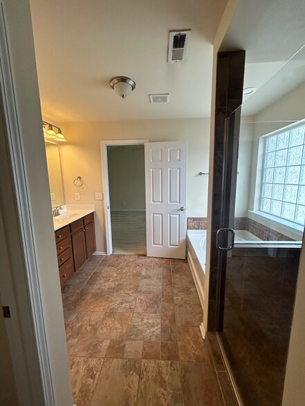 Building Photo - 725 Garden Square Ln