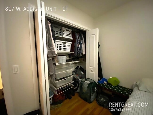 Building Photo - 817 W Addison St