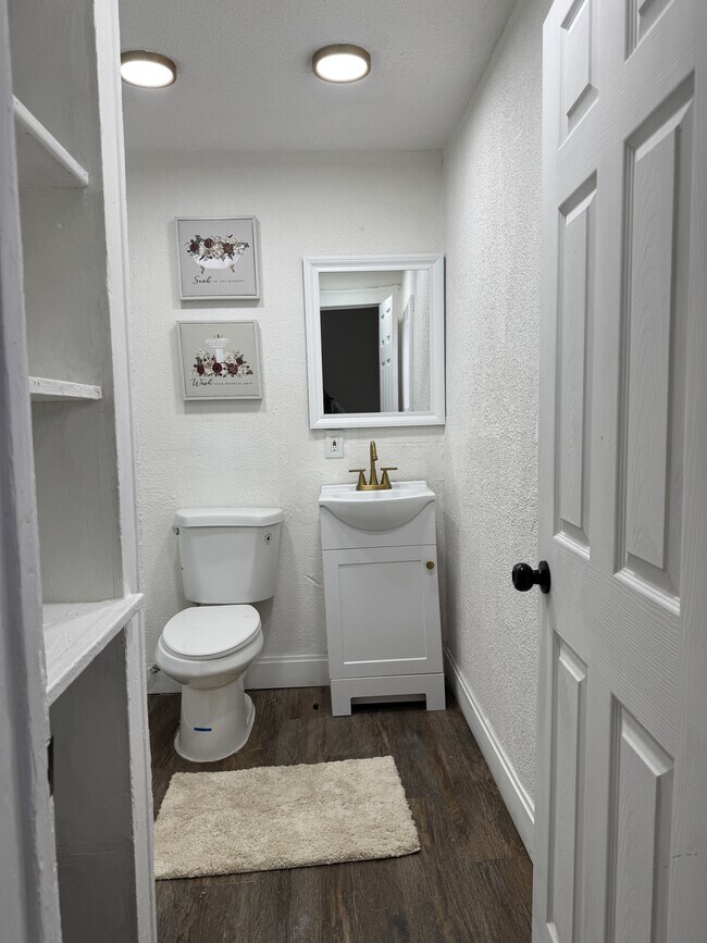 Building Photo - 10414 Nelson Ave