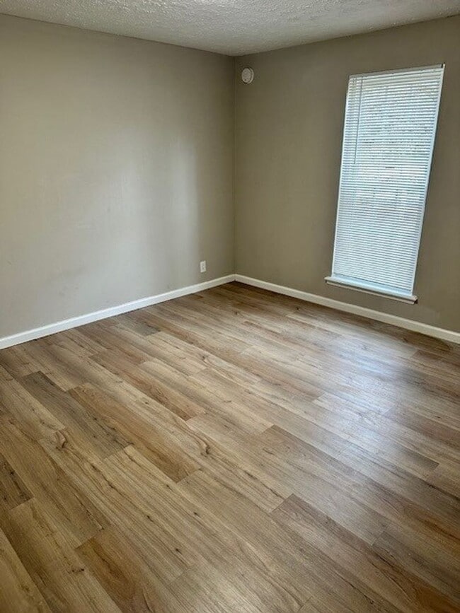 Building Photo - Cute 3 bed duplex in great Hermitage locat...