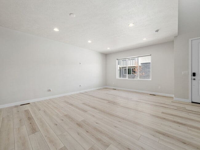Building Photo - 15083 S Reins Wy